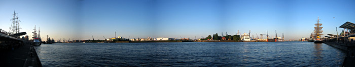 Blick über den Hamburger Hafen beim Hafengeburtstag; Bild größerklickbar